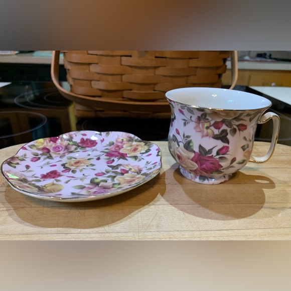 Pink Chintz China Cup & Saucer Set with all over design of summertime roses NWT - Picture 2 of 6